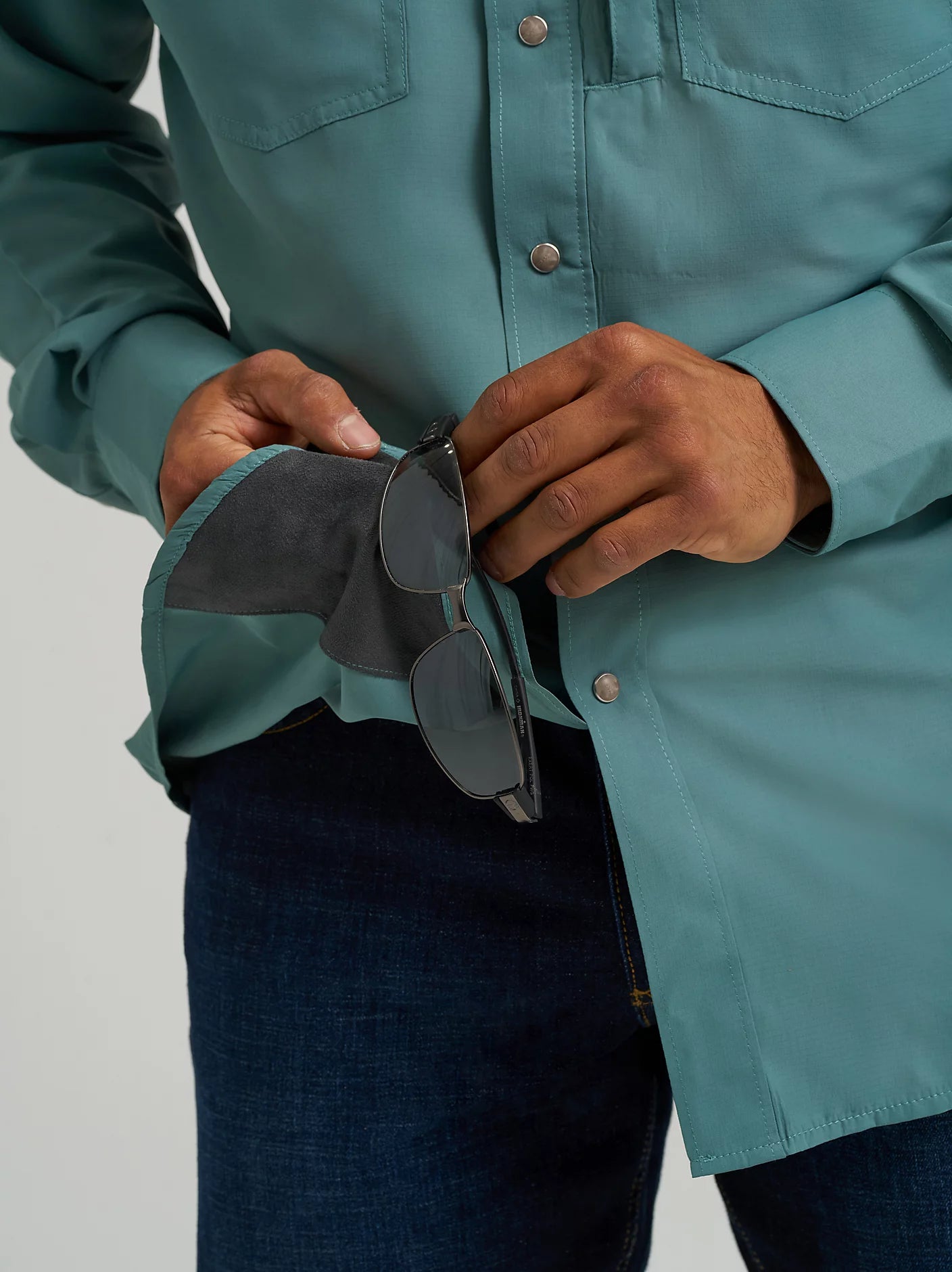 Wrangler Performance Snap Long Sleeve Solid Shirt in Pine