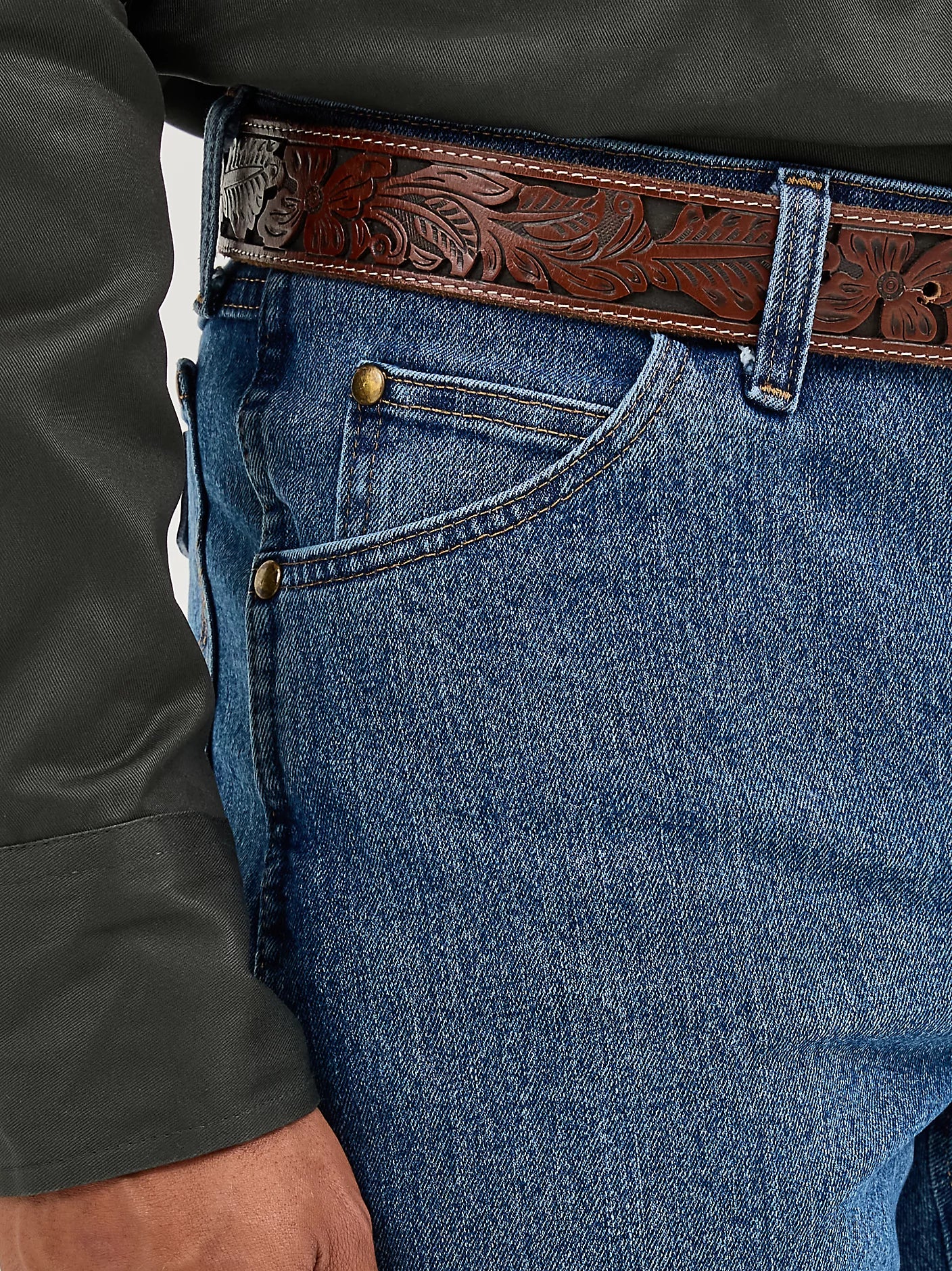 Wrangler Premium Performance Advanced Comfort Cowboy Cut Regular Fit Jean in Mid Tint