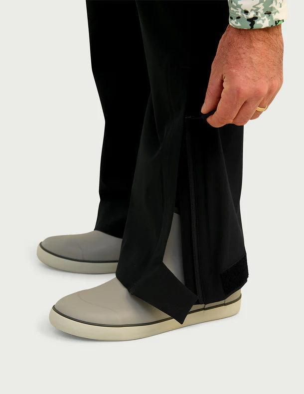 Huk Rover Fishing Bib in Black