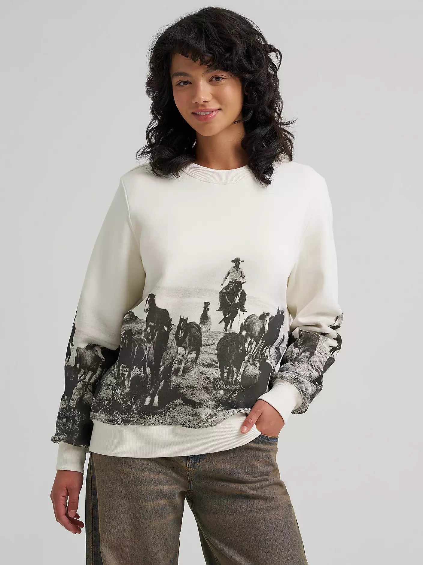 Wrangler Women's Archival Graphic Fleece Reg Pullover in Egret