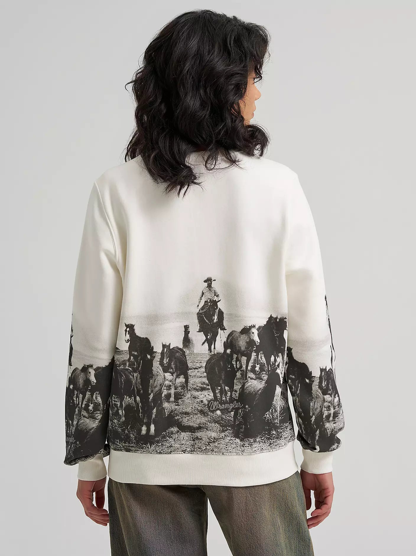 Wrangler Women's Archival Graphic Fleece Reg Pullover in Egret
