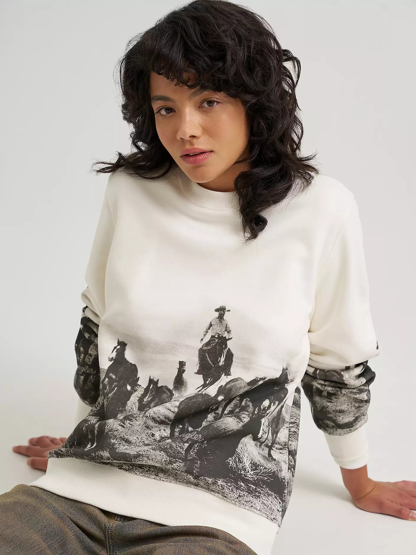 Wrangler Women's Archival Graphic Fleece Reg Pullover in Egret