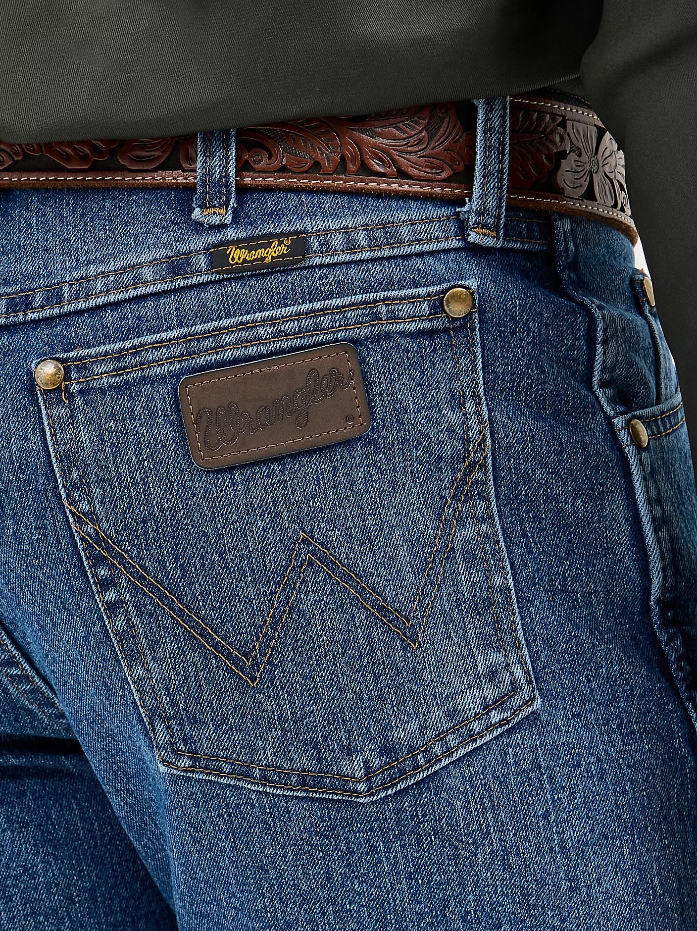 Wrangler Premium Performance Advanced Comfort Cowboy Cut Regular Fit Jean in Mid Tint