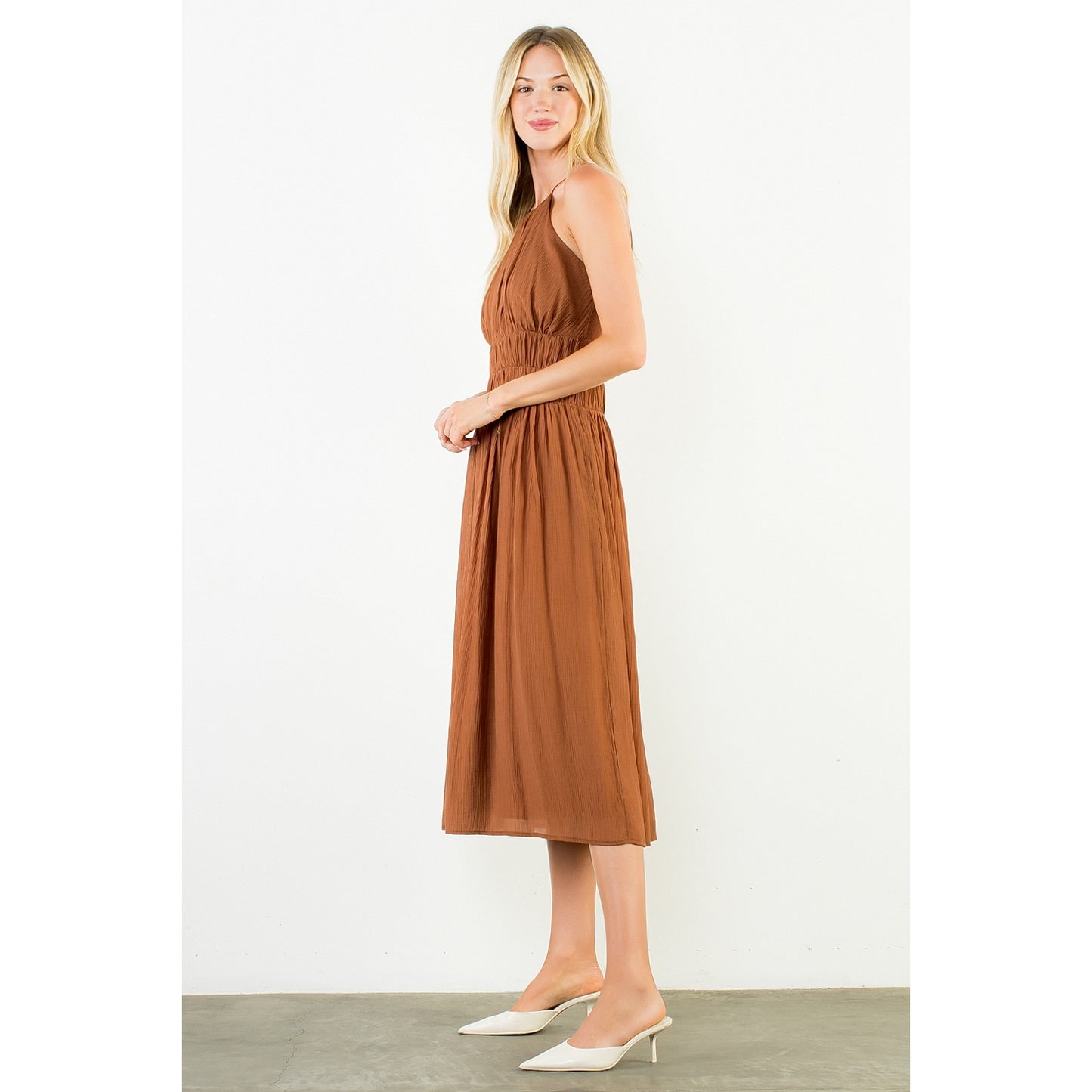 Sleeveless Crinkled Midi Dress in Brown